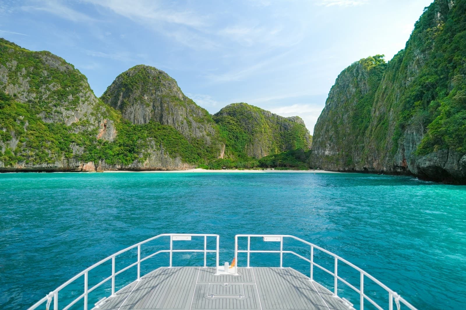 เรือสปีดคาตามารันสุดหรู 5 เกาะพีพี (ไม้ไผ่ – ไข่ – ไม้ท่อน – อ่าวมาหยา)